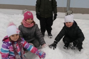 Družina – hrajeme si na sněhu