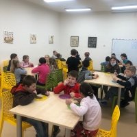 Děti chodí na školní svačinu do jídelny