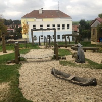 školní zahrada-indiánská stezka